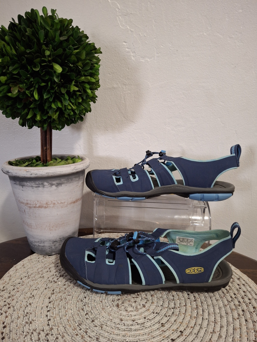 Keen Clearwater CNX navy blue light blue sandals Size 8.5.